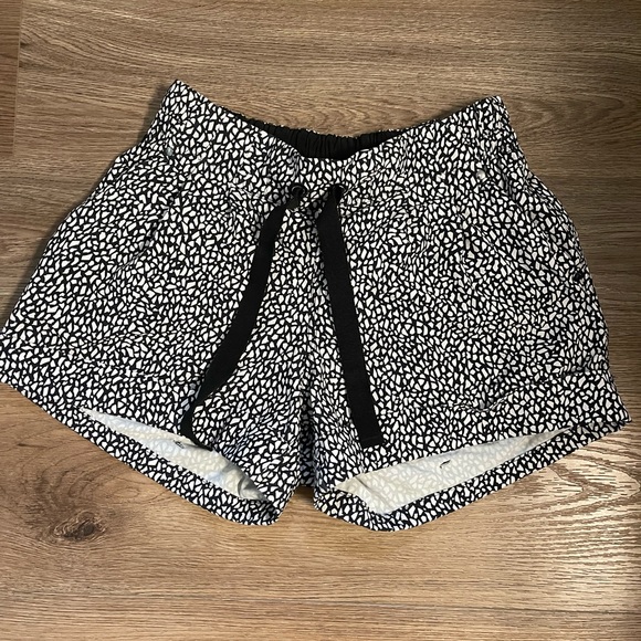 Lululemon golf/athletic short - Picture 2 of 2